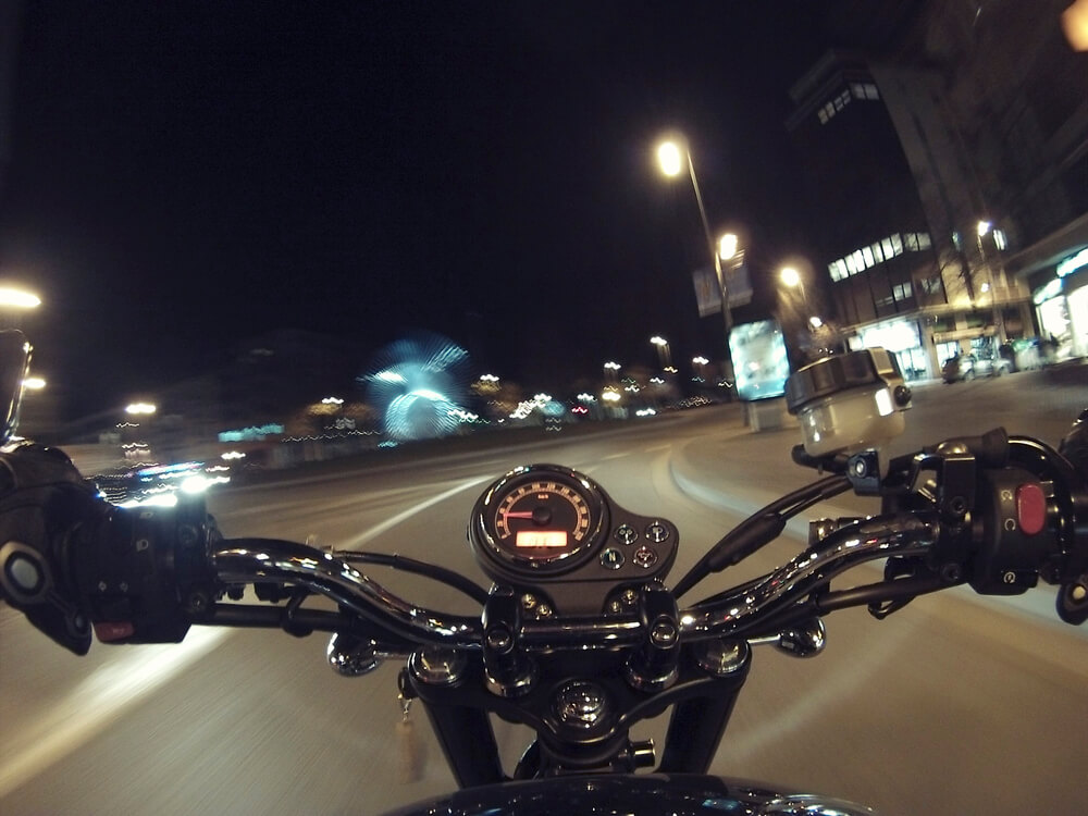 Kierowca motocykla jedzie z kamerą zamocowaną do kasku