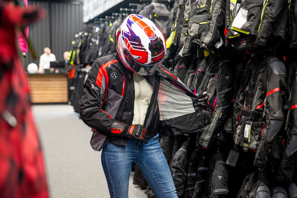 Motocyklistka przymierza kurtkę na jesień