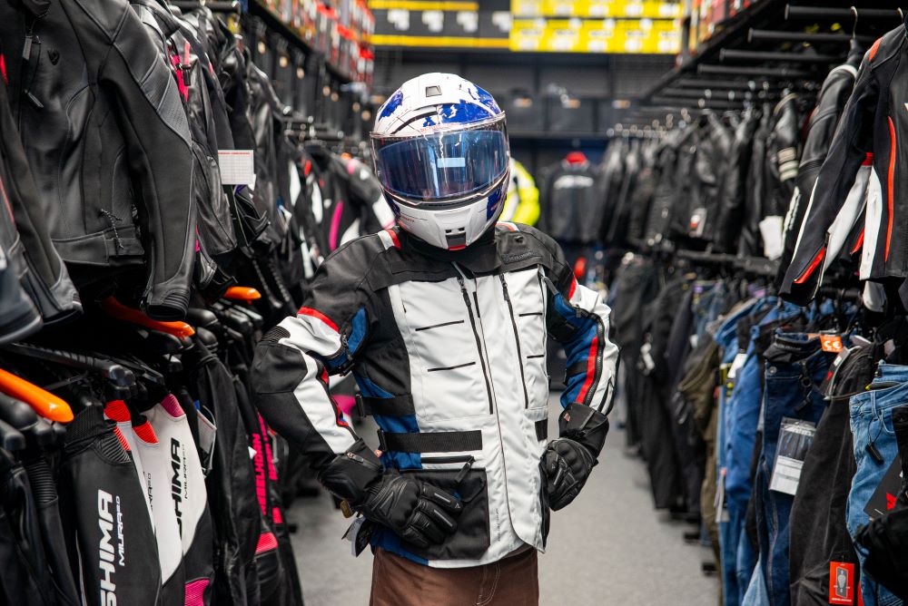Motocyklista przymierza kurtkę na jesień