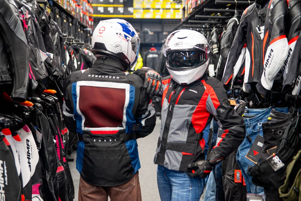 Motocykliści w jesiennych kurtkach