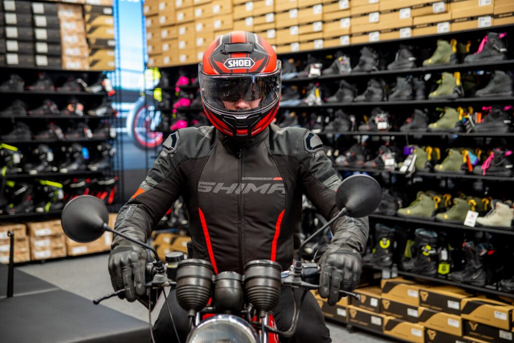 Motocyklista w kurtce Shima i w kasku Shoei