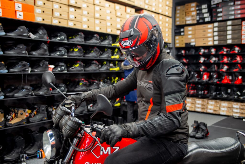 Motocyklista w kurtce motocyklowej Shima Solid 2.0 w sklepie