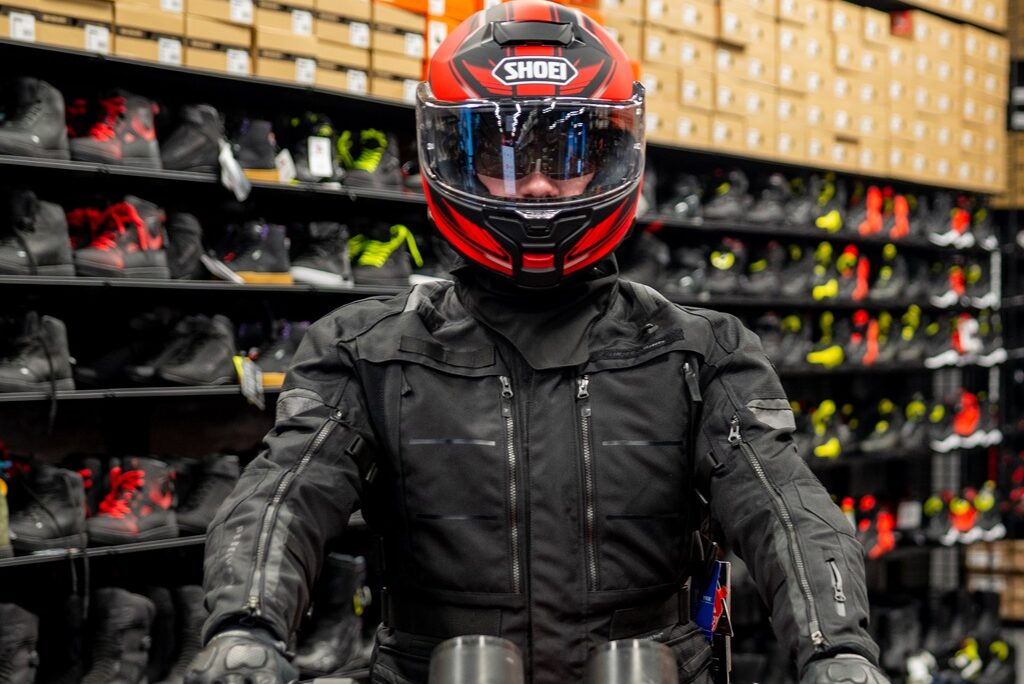 Motocyklista w kurtce motocyklowej Rebelhorn Cubby V w sklepie