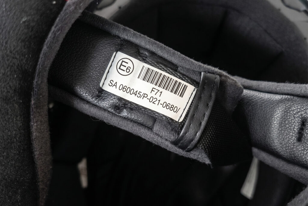 metka wewnątrz kasku motocyklowego z normą bezpieczeństwa ece