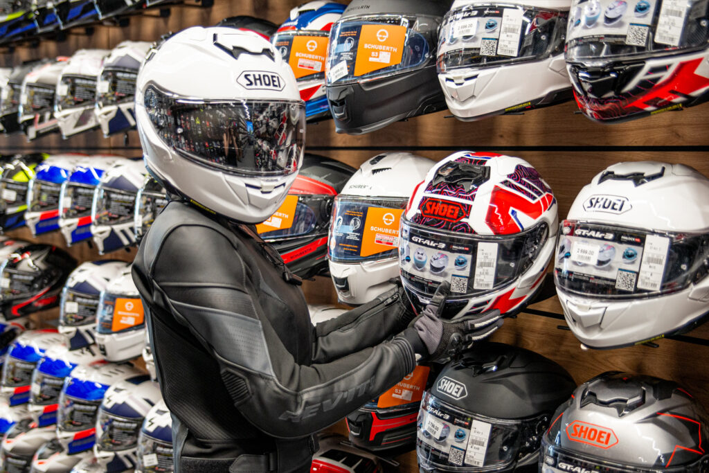 kaski motocyklowe na półkach w sklepie RRmoto