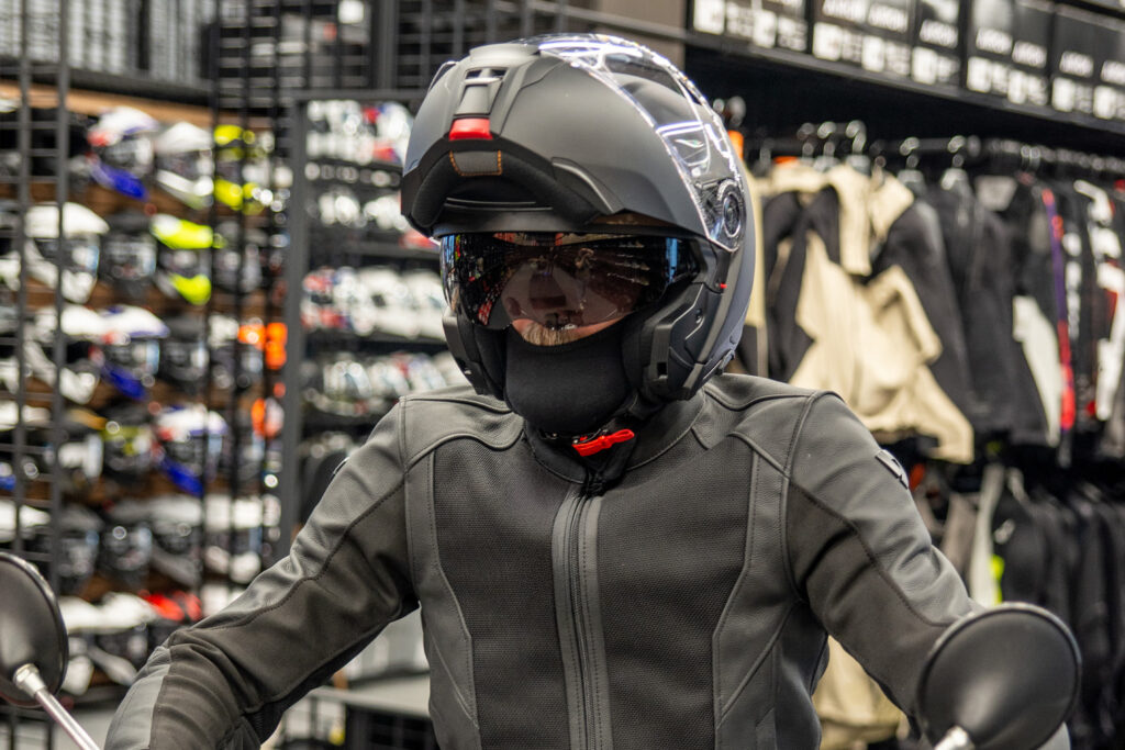 Schuberth C5 ECE czarny głowie motocyklisty w sklepie RRmoto