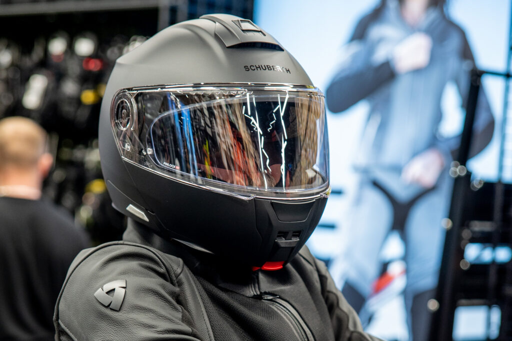 Schuberth C5 ECE czarny głowie motocyklisty w sklepie RRmoto