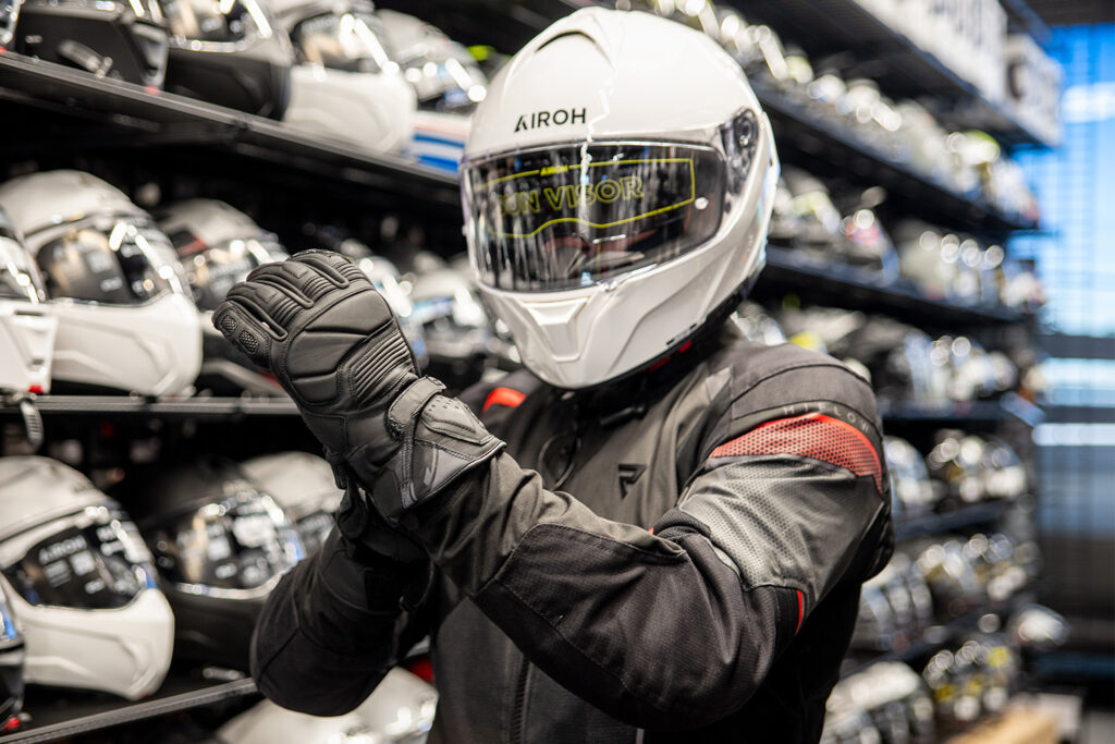 Odzież na motocykl 125 - kask Airoh Spark 2, kurtka Rebelhorn Hiflow, rękawice Held Travel 6.0