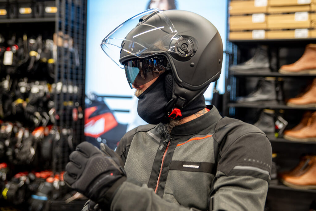 motocyklista w kasku Scorpion Exo-City II oraz kurtce Rebelhorn Scandal 3.0 na lato