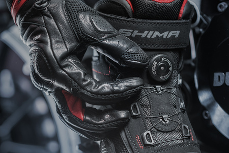 Buty motocyklowe krótkie miejskie Shima Exo Vented czarny-czerwony
