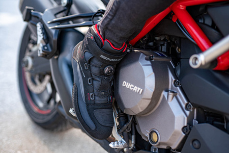 Buty motocyklowe krótkie miejskie Shima Exo Vented czarny-czerwony