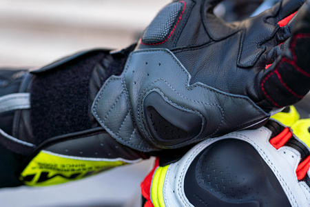 Rękawice sportowe SHIMA ST-3 MEN FLUO czarny czerwony biały żółty fluo