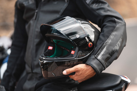 Kask integralny MT KRE+ S PURE GLOSS CARBON/BLACK