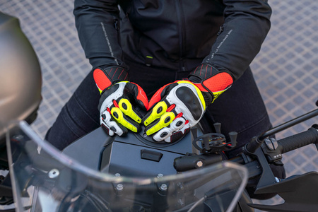 Rękawice sportowe SHIMA ST-3 MEN FLUO czarny czerwony biały żółty fluo